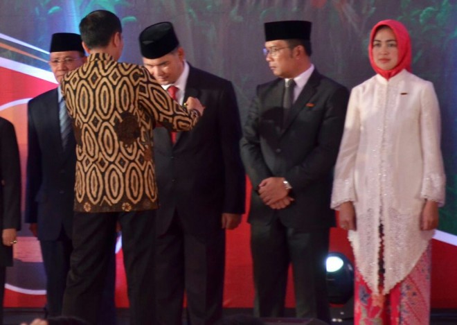 Presiden Jokowi saat memberikan penghargaan kepada Walikota Jambi